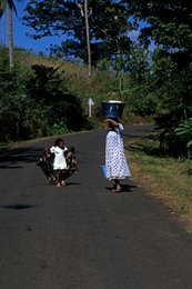 Carrying-on-the-head;-Child;-Comoros-Archipelago;-Daily-life;-France;-Indian-Ocean;-Kaleidos;-Kaleidos-images;-La-parole-à-limage;-Laurent-Abad;-Mayotte;-Portrait;-Road;-Stories-Pictures;-Woman